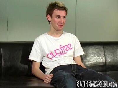 Skinny twink strokes thick cock solo - sunporno.com - Britain