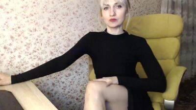 A slender woman shows not only herself - sunporno.com