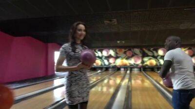 GWEN LIZA SE FAIT POUTRER AU BOWLING - sunporno.com - France