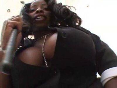 Shapely Ebony milf Vanessa jammed her twat - sunporno.com