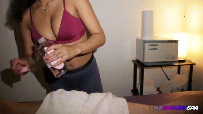 Real sportive masseuse tugs customer for happy ending - sunporno.com