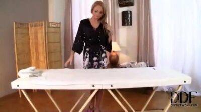 Sorry masseur, everything under the towel is mine - sunporno.com