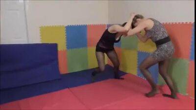 Pantyhose catfight – very nice - sunporno.com