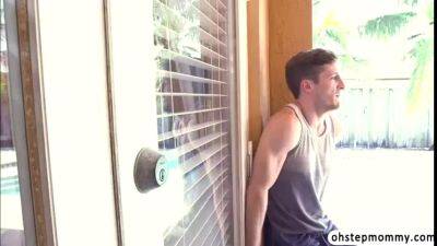 Stepmom Alyssas surprise caught blowjob scene with Alinas bf - sunporno.com