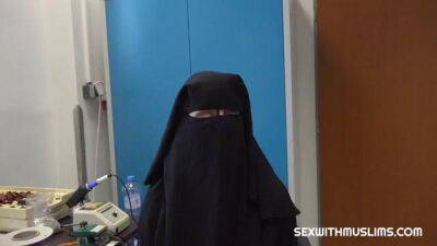 Muslim woman likes to keep her traditional outfit on even while cheating on her husband - sunporno.com