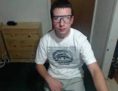 Cute nerdy boy cum to face on webcam - pornoxo.com