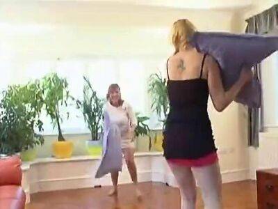 Pissing Girls.. - sunporno.com