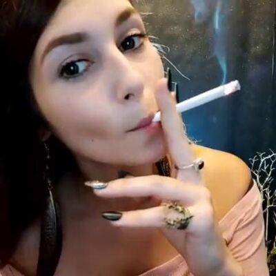 That smoking girl - sunporno.com