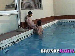 brunoymaria orgia swinger en la piscina - pornoxo.com