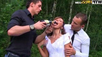 Outdoor hard core after the wedding - sunporno.com - Russia