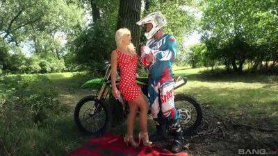 Biker offers this sexy ass blonde the fuck of her life - sunporno.com