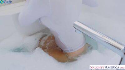 Foamy bath makes slutty girlfriend really horny and she wanna some sex - sunporno.com