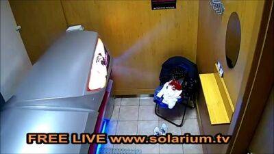 Skinny blonde fingering herself in solarium - sunporno.com