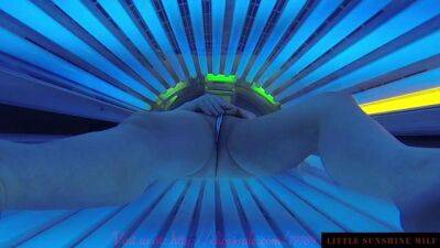 Lady with dildo in solarium - sunporno.com