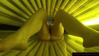 Lady with dildo in solarium - sunporno.com