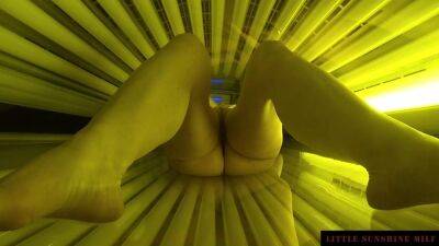 Tanning Bed Solarium Sonnenbank Fun Pierced Pussy and Dildo - sunporno.com