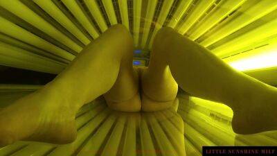 Tanning Bed Solarium Sonnenbank Fun Pierced Pussy and Dildo - sunporno.com