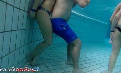 Girsl underwater at pool amateur - sunporno.com