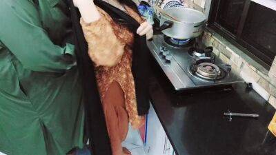 Desi Housewife Fucked Roughly In Kitchen While She Is Cooking With Hindi Audio - sunporno.com - Pakistan