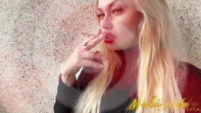 Smoking lipstification! Stare, goon, and lose all your controls! - sunporno.com