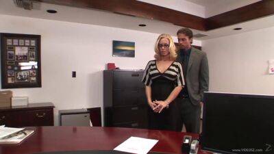 He fucks his secretary hottie - sunporno.com