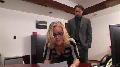 He fucks his secretary hottie - sunporno.com