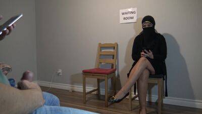 Muslim woman fucking in public waiting room. - sunporno.com - India - Egypt