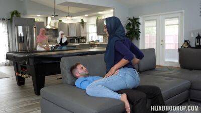 Hijab girlfriend coming to america - sunporno.com