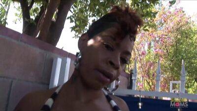 Beautiful ebony milf picks up a horny dude at the pool and - sunporno.com