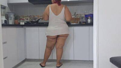 I masturbate watching my stepmother's big butt in the kitchen - sunporno.com - Usa