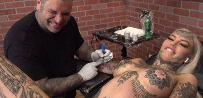 Fetish Amber Luke Masturbates While Getting Tattooed, Big Boobs Video - inxxx.com